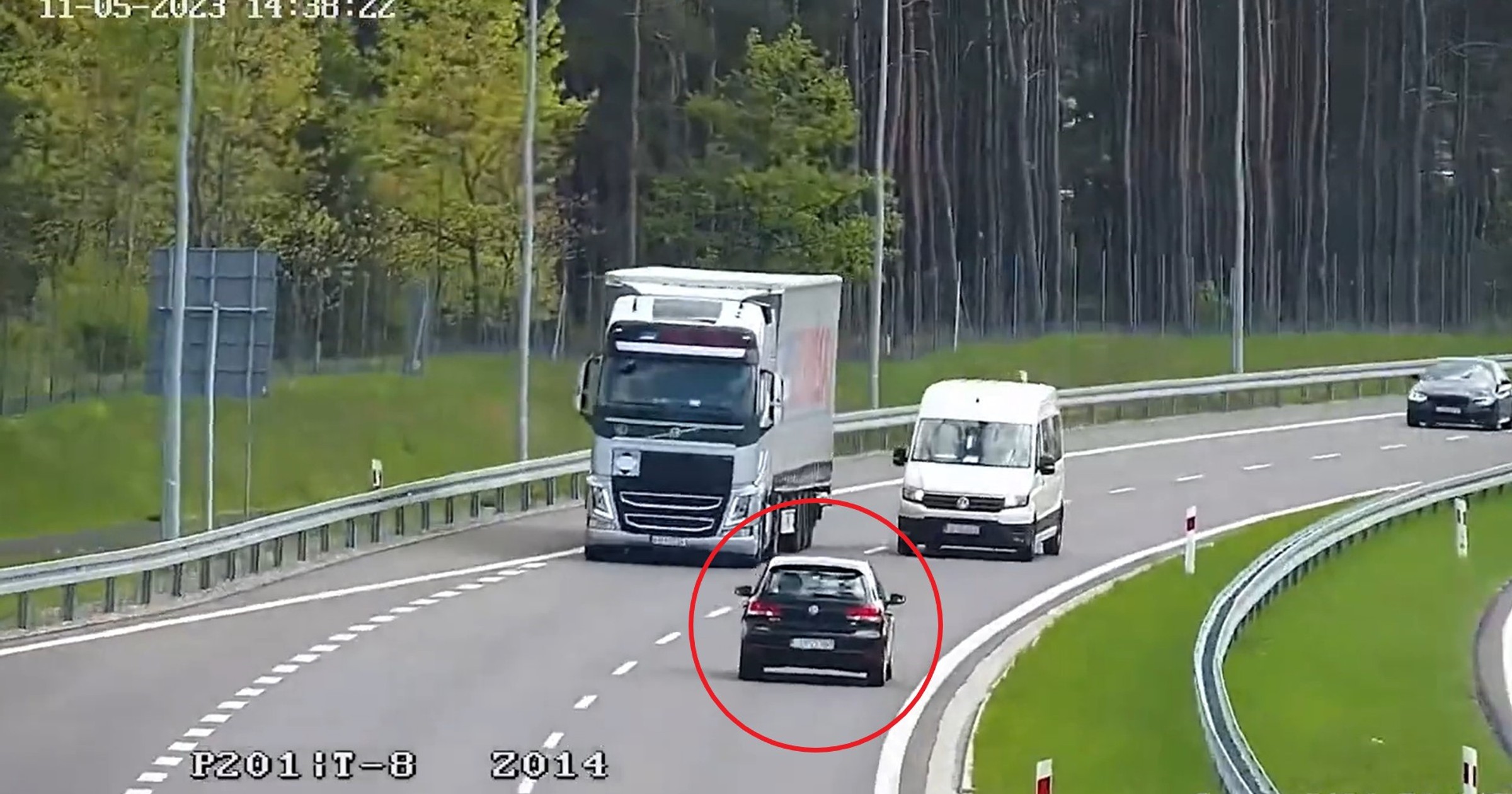 Dostrzegł ją operator kamer monitoringu. Zachowanie kierującej szokuje