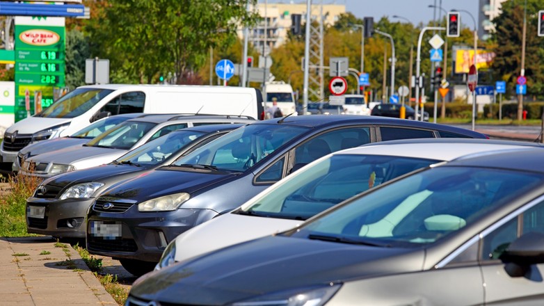 Parkowanie na chodniku jest możliwe, ale trzeba pamiętać o kilku zasadach