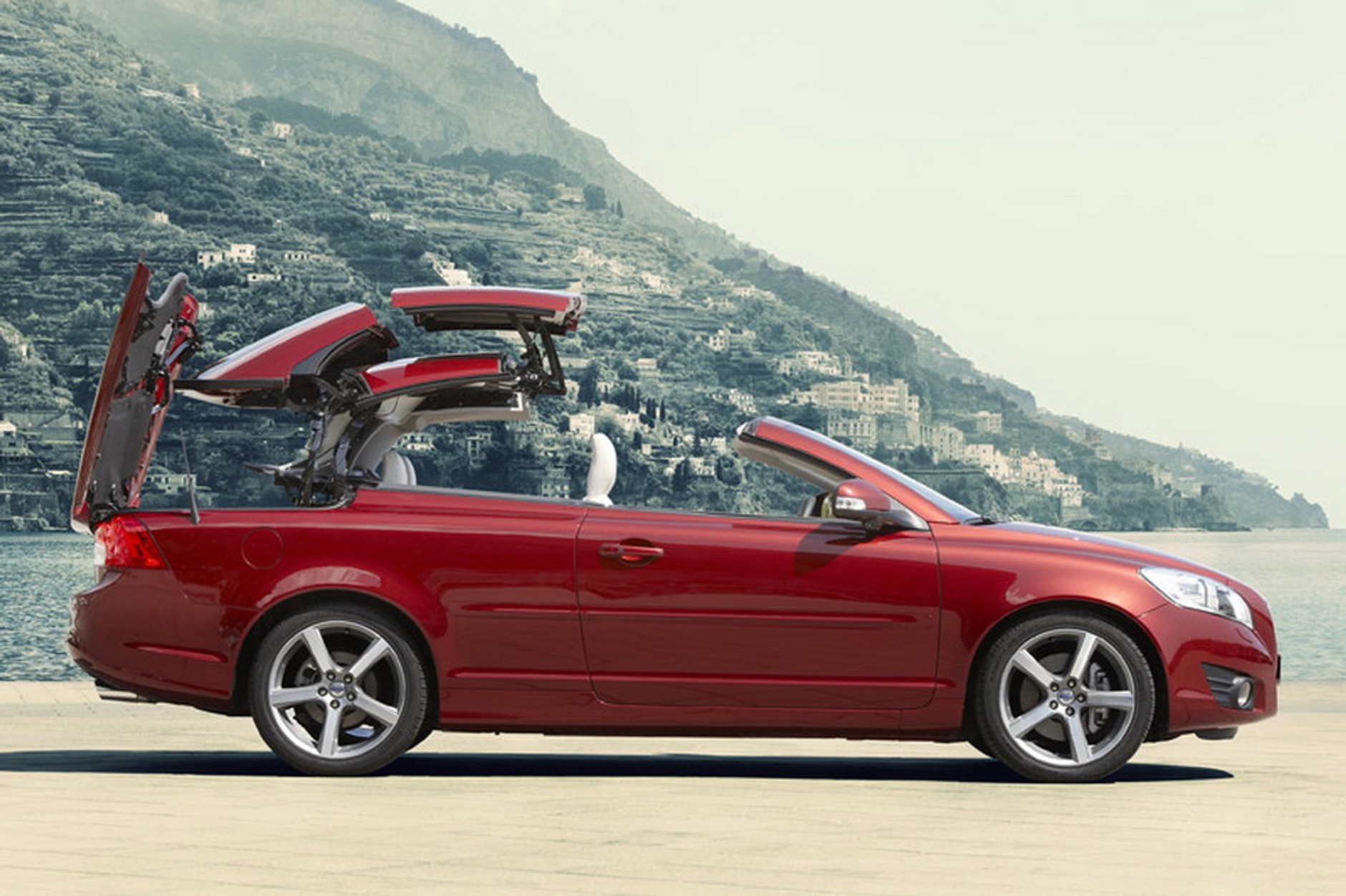 Volvo C70 FL - Coupe-cabrio z nową twarzą