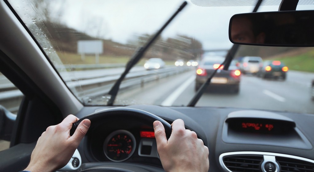 Sprawne wycieraczki to warunek komfortowej i bezpiecznej jazdy w deszczu