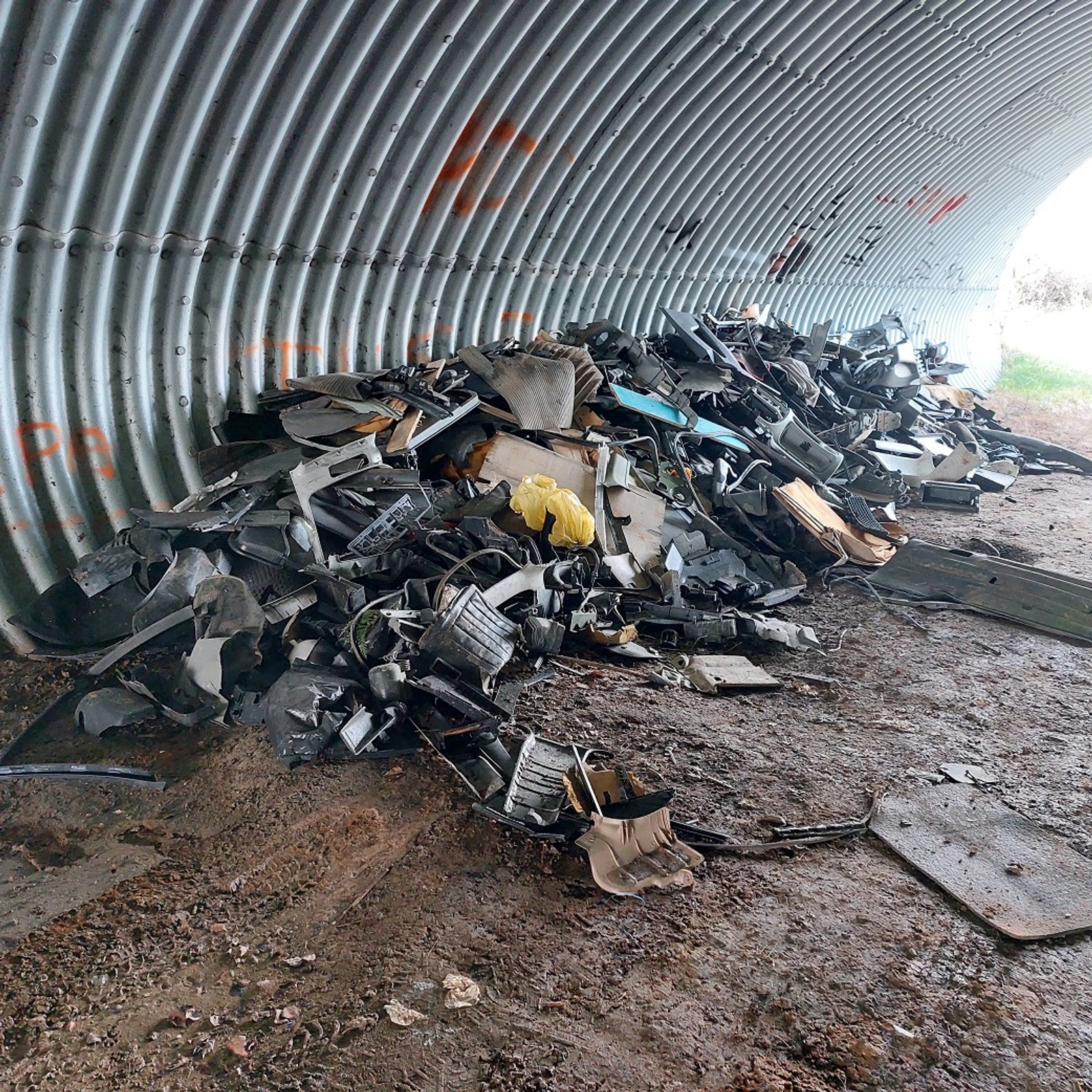 Dzikie wysypisko pod drogą krajową - woj pomorskie