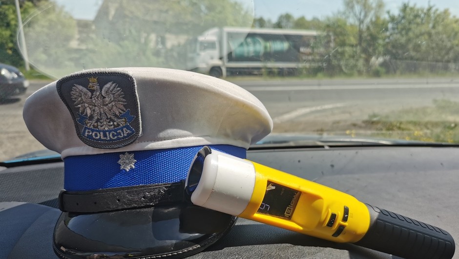Obraz pochodzący z serwisu https://konin.policja.gov.pl/w10/aktualnosci/253464,WPADL-NA-PRZEKROCZENIU-PREDKOSCI.html