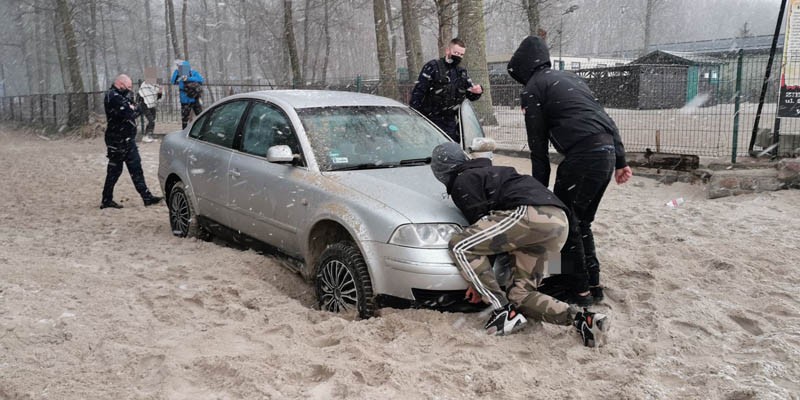Volkswagen Passat zakopany na plaży nieopodal Kołobrzegu