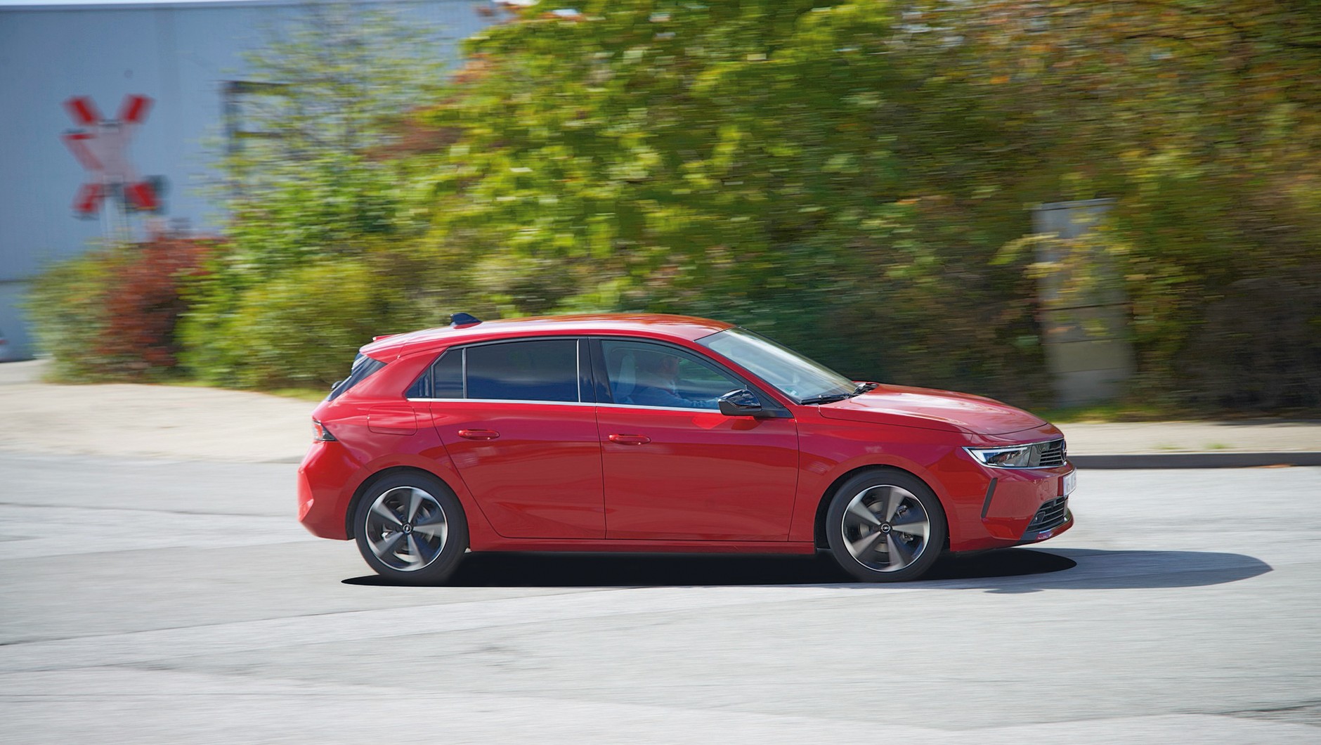 Opel Astra wydaje się o numer lżejszym i zwinniejszym samochodem od swojego odwiecznego rywala Volkswagena Golfa. Biorąc pod uwagę to, jak dobry jest ten drugi zawodnik, to dla Opla niespodziewana nobilitacja. Brawo!