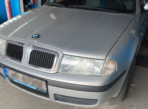 Nakleił taśmę na atrapę Skody Octavii. "Kolega przez chwilę myślał, że to jego BMW"