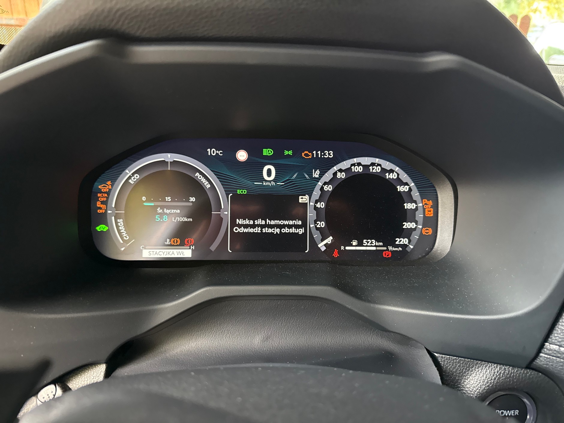 Taki komunikat może towarzyszyć spadkowi napięcia w samochodzie. Nie ma pewności, czy rzeczywiście i o ile spadnie siła hamowania, ale może tak być