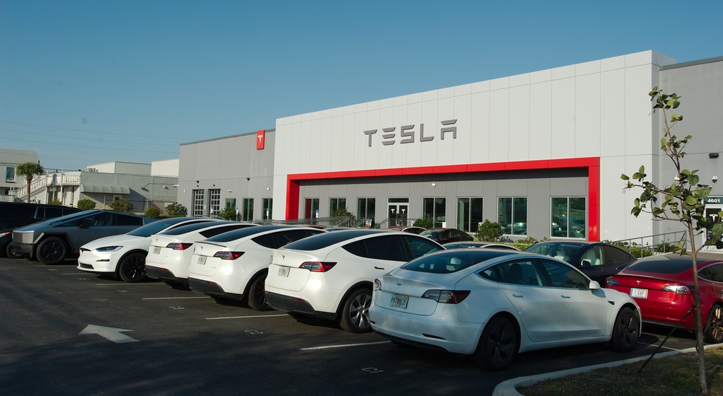 Rynek aut na prąd w USA przeżywa sztucznie wykreowany boom, a tymczasem Tesla korzysta na nim coraz mniej