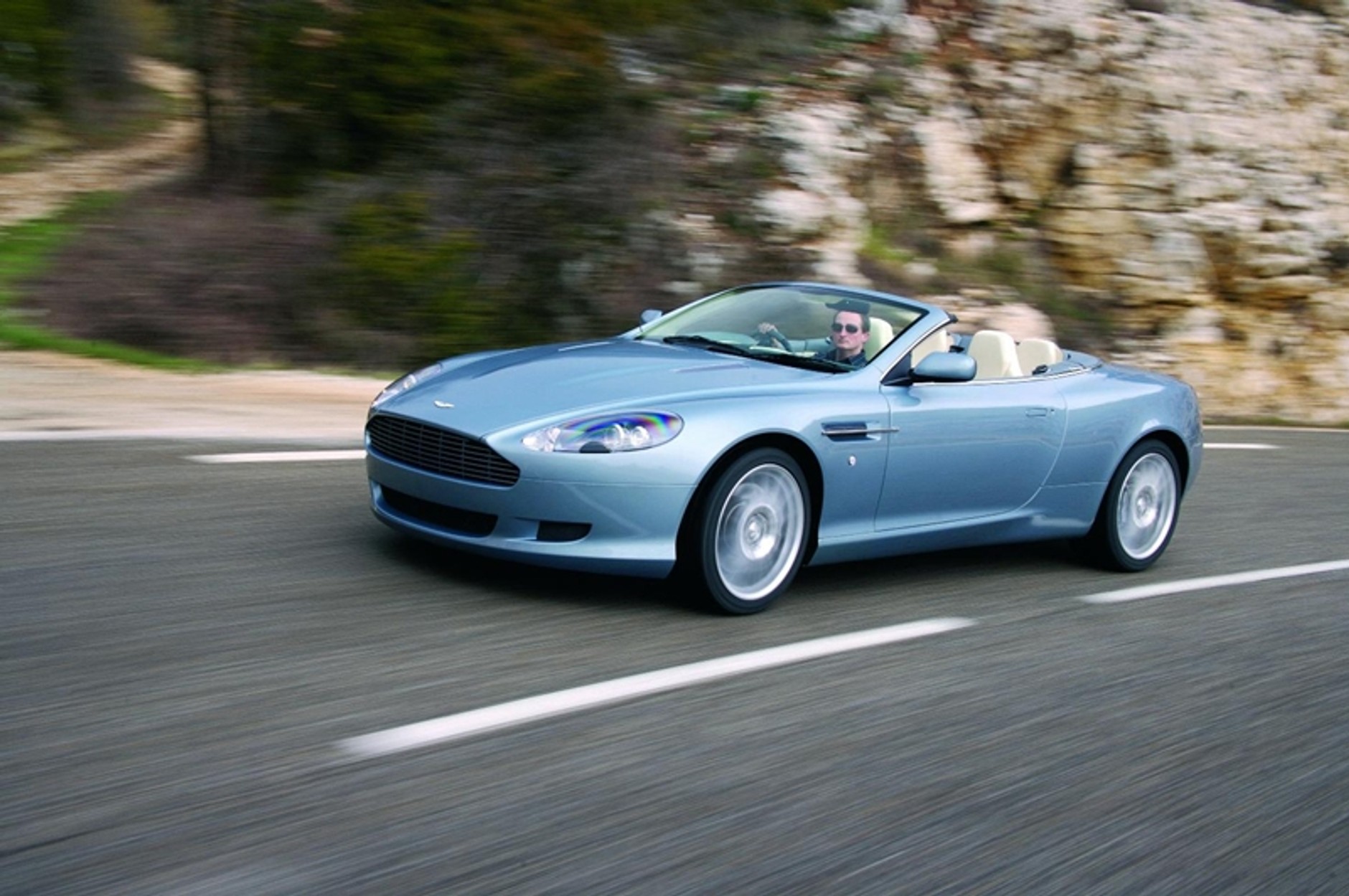 Aston Martin pojawił się w Polsce, na drogach będzie teraz piękniej