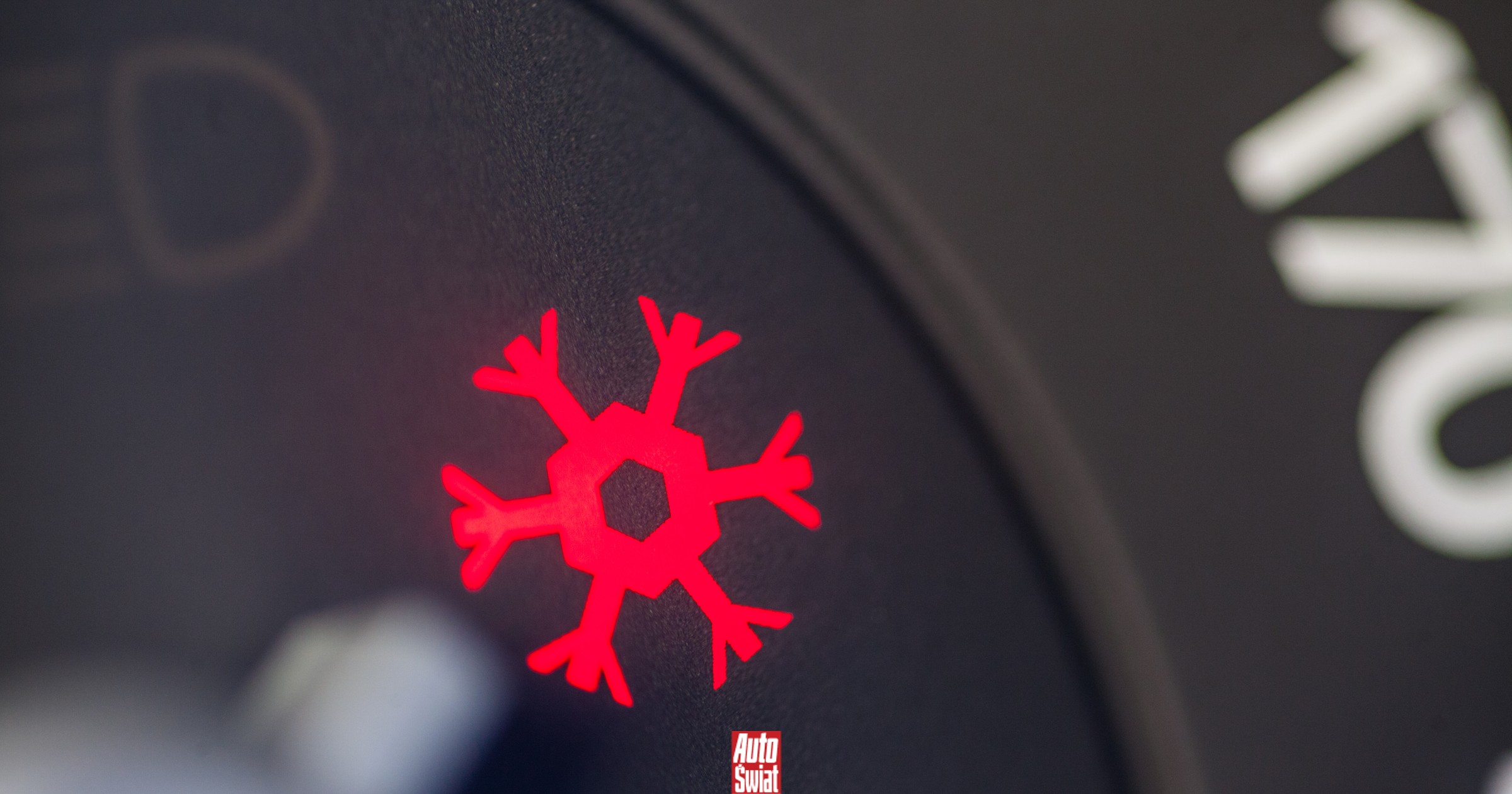 Masz kontrolkę z płatkiem śniegu? To nie awaria auta, ale jazda może być ryzykowna