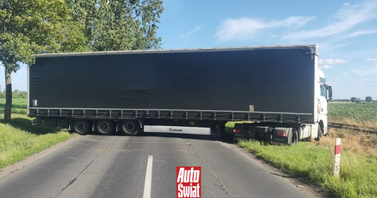 Sparaliżował ruch na drodze wojewódzkiej. Fatalna decyzja kierowcy tira
