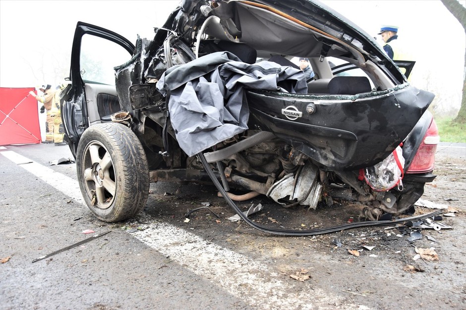 Nissan Almera rozbity na drzewie. Wypadek śmiertelny w Wielkopolsce