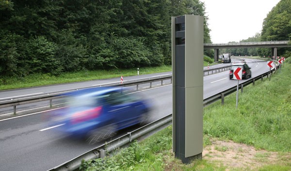 Radarów jest mnóstwo, antyradary są zabronione, a za przekroczenie prędkości można pójść do więzienia.