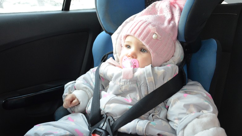 Tak opatulone dziecko może i wygląda słodko, ale podróżuje bardzo niebezpiecznie. Sprawdź dlaczego!