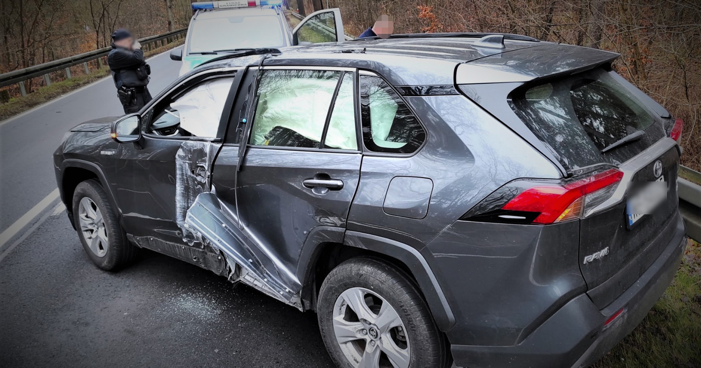 Toyota RAV4 rozbita w trakcie ucieczki przed Strażą Graniczną