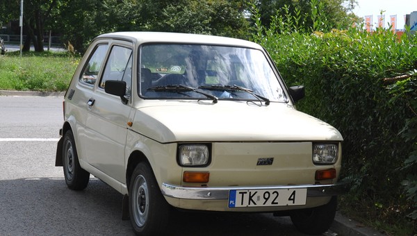 Tak jeździło się Fiatem 126p. Latająca klapa, rozruch na pych i inne "atrakcje"