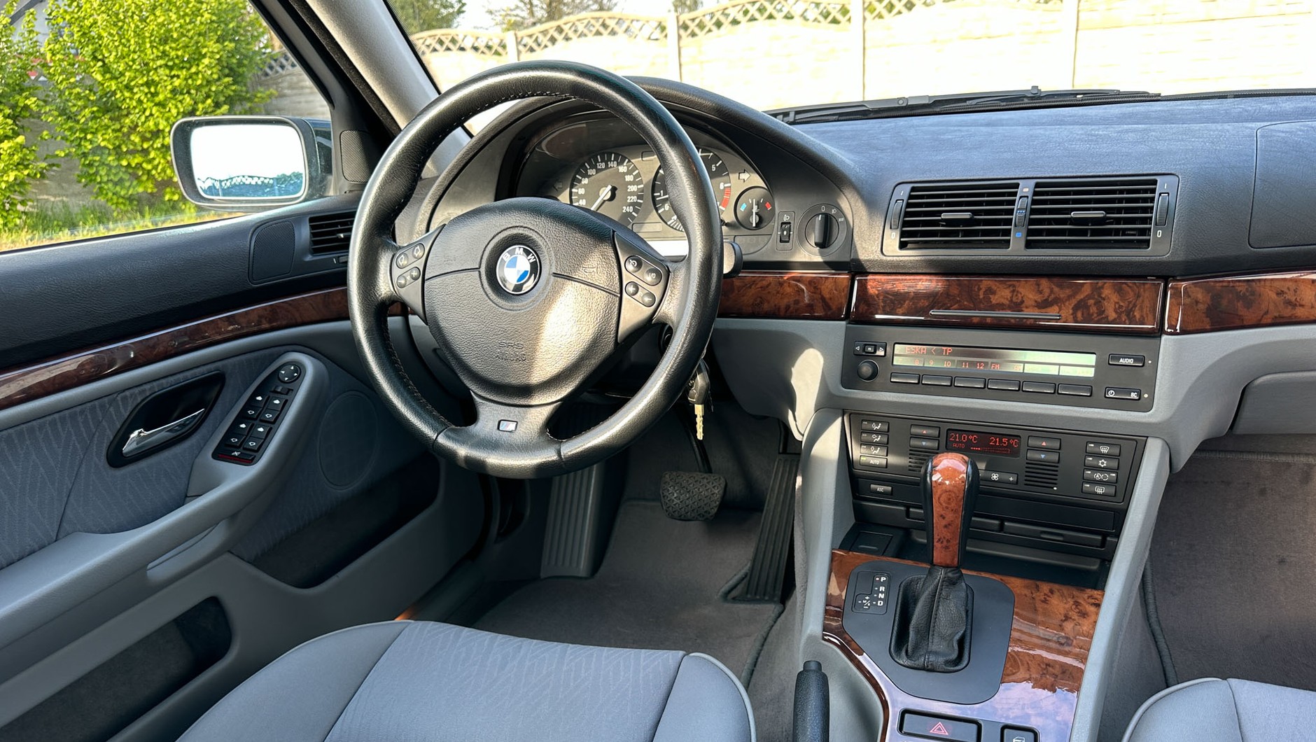 BMW E39 523i