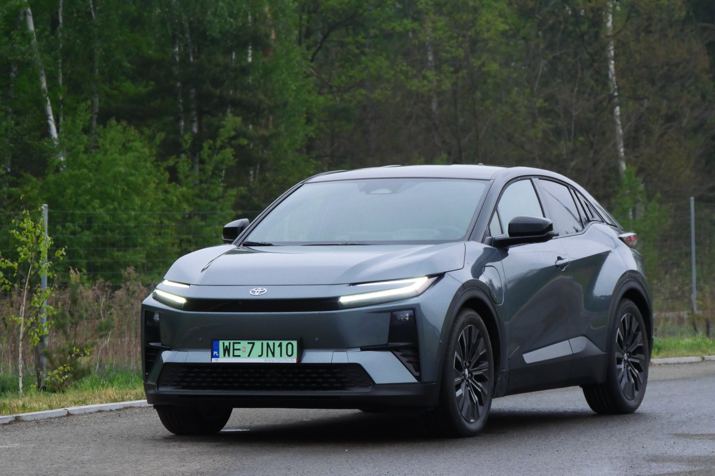 Jeździłem elektryczną Toyotą z gwarancją na milion kilometrów. Z jednym ściemniają