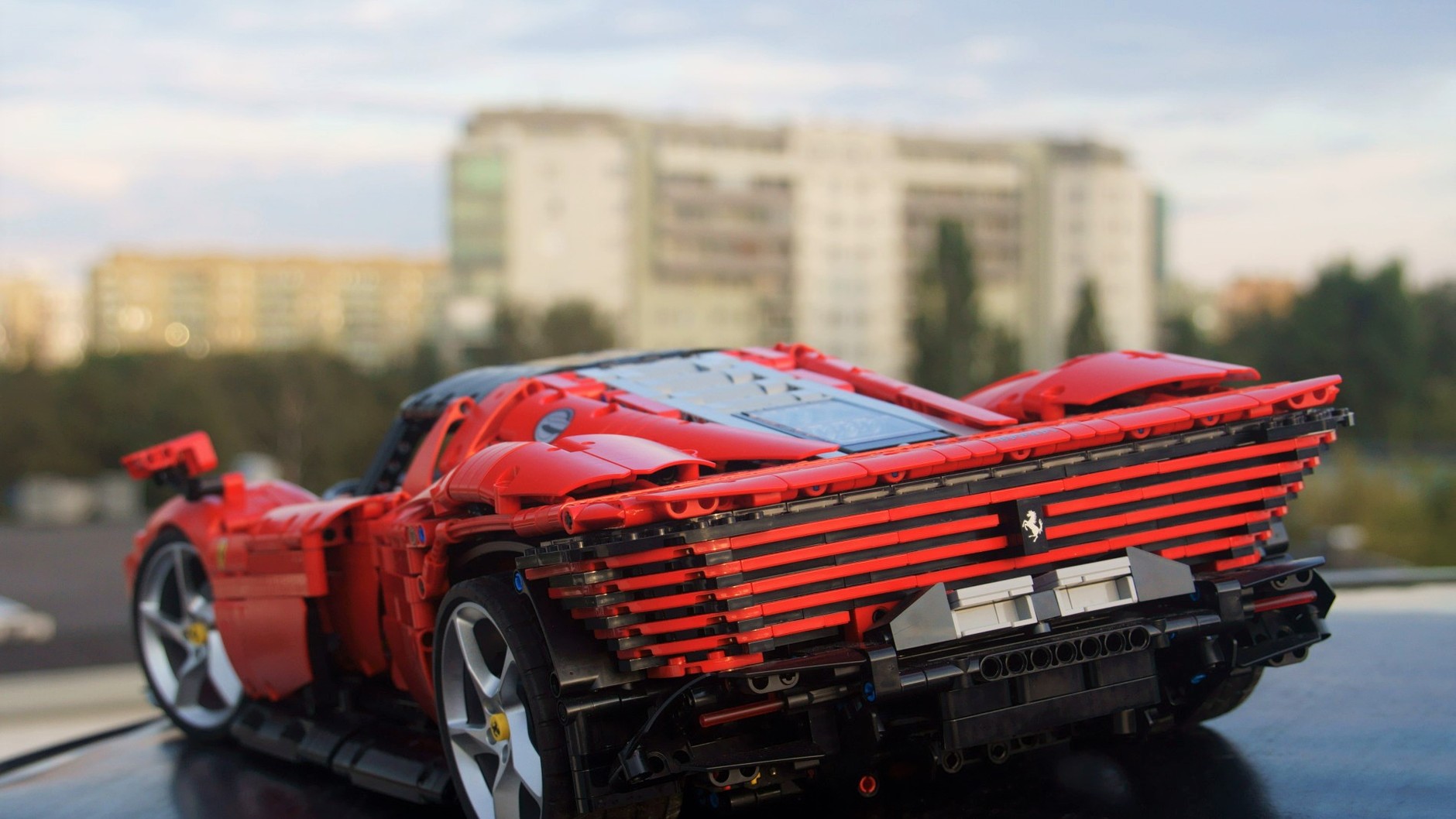 Ferrari Daytona SP3 w skali 1:8 z klocków LEGO