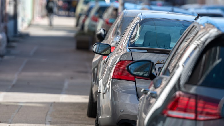 Auta na chodniku – zdjęcie ilustracyjne