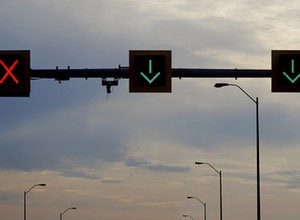 Kierowcy bezrefleksyjnie gapią się w "X". Już ponad tysiąc osób dostało za to mandat