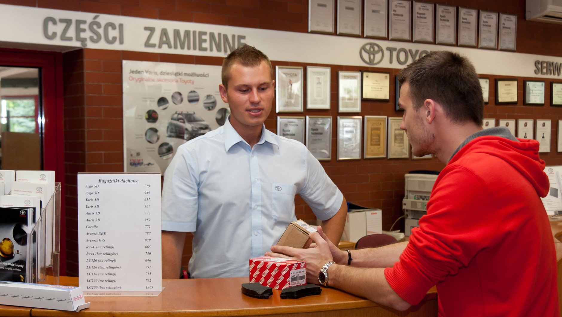 Nawet w serwisach autoryzowanych zdarzają się części zamienne w rozsądnych cenach, np. do starszych modeli można kupić części z linii "budżetowych"