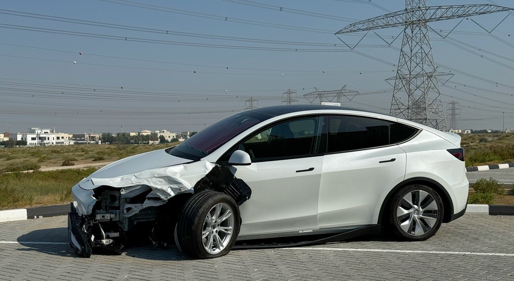 Tesla po wypadku – zdjęcie ilustracyjne