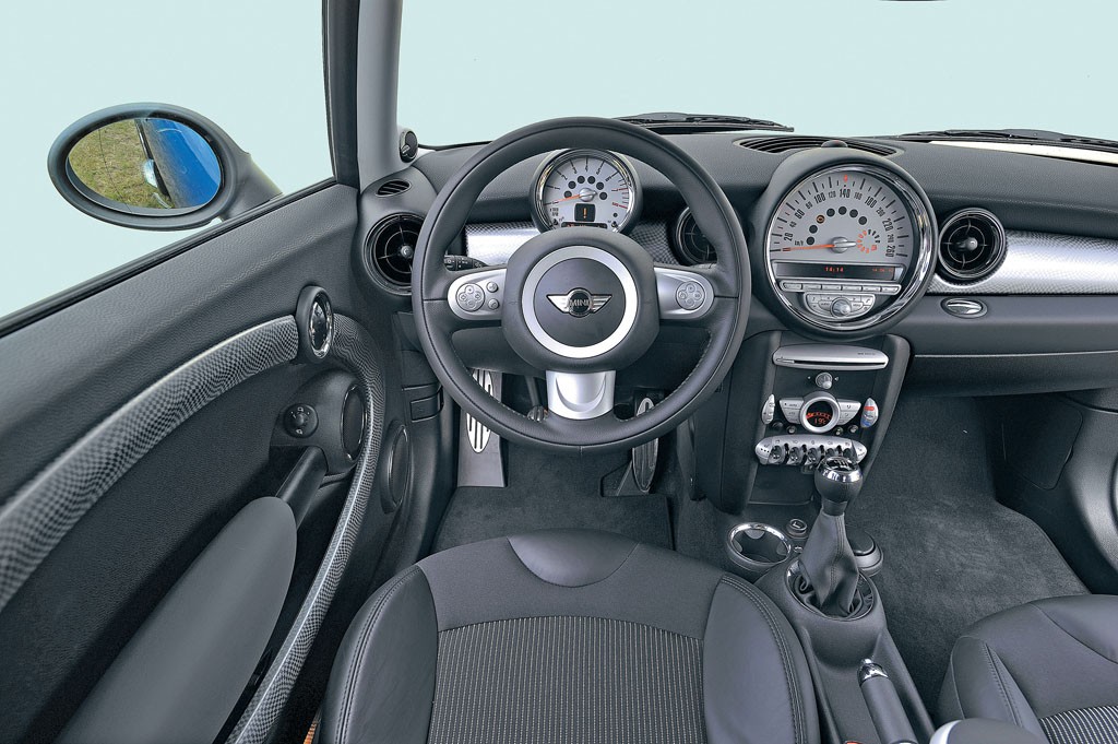 Deska wygląda trochę fikuśnie i nawiązuje do stylu swego protoplasty. Niestety, jakość plastików jest dość niska