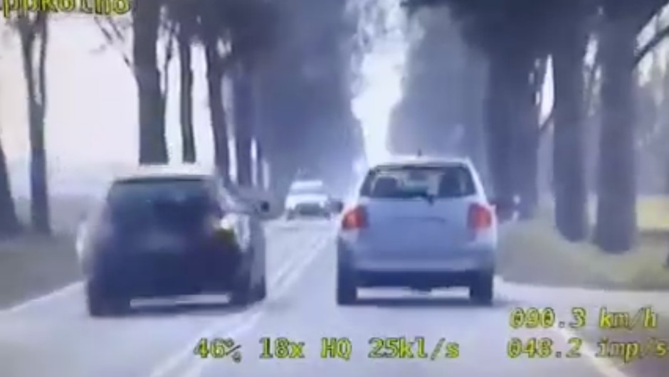 Kierowca Peugeota wyprzedzał na skrzyżowaniu i wymusił pierwszeństwo
