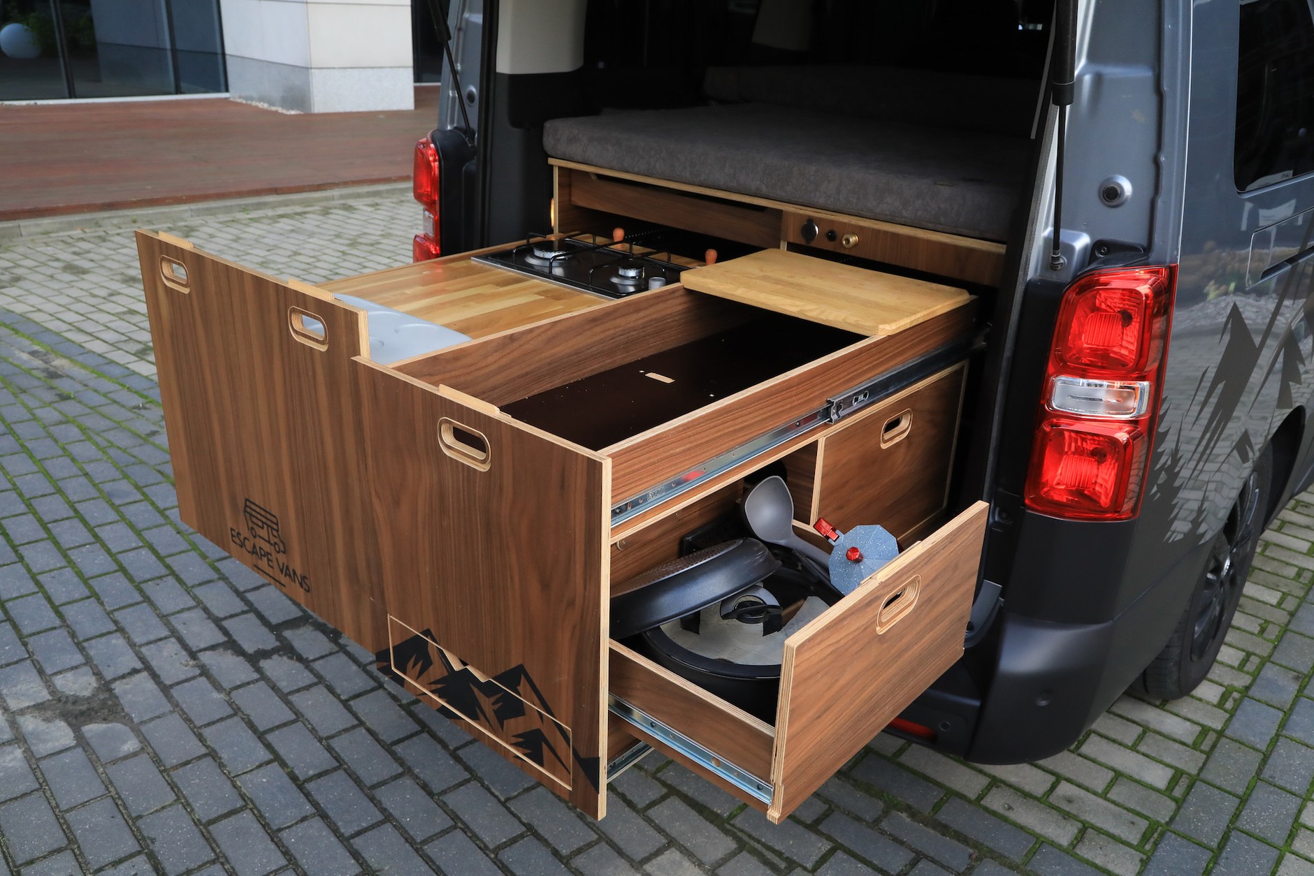 Zestaw kamperowy zamontowany w Toyocie Proace Verso