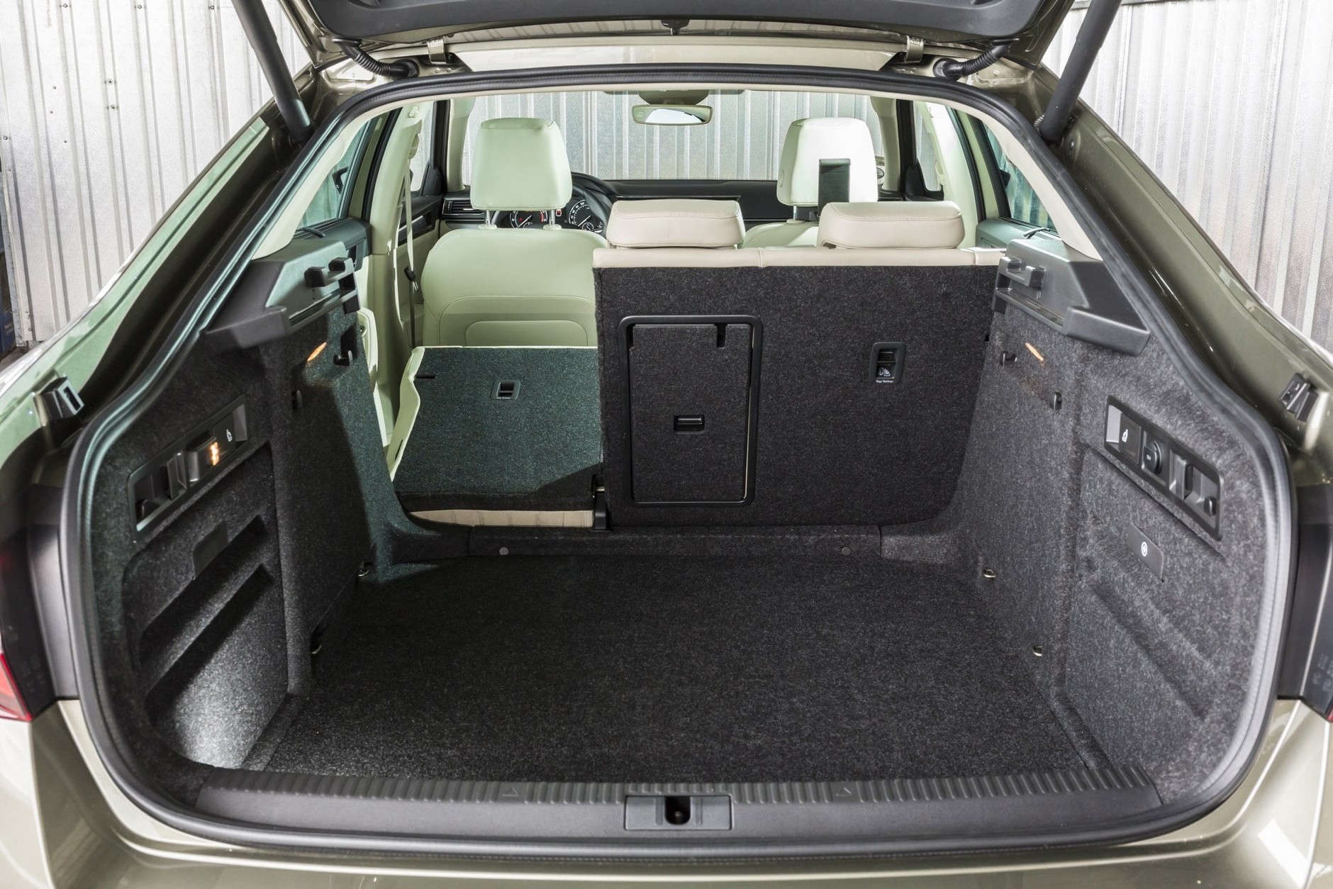 Porównanie: Mazda 6 2.0 Skyactiv-G, Mercedes C160, Skoda Superb 1.4 TSI ACT, Volkswagen Passat 1.4 TSI ACT