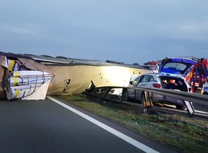Zablokowana A2 Poznań-Września, przewróciła się ciężarówka
