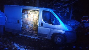 Bus w lesie wydał im się podejrzany. Kierowca od razu się przyznał