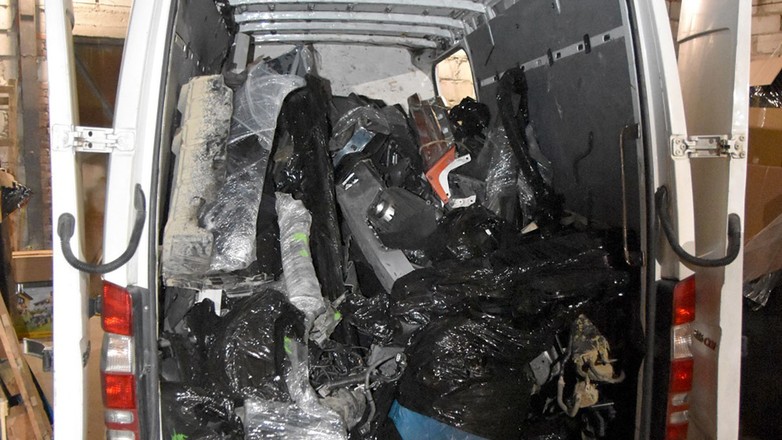 Odzyskane przez straż graniczną części luksusowych samochodów skradzionych w Polsce