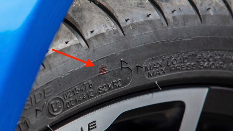 Tajemnicza kropka na oponie. Czy wiesz, do czego służy?