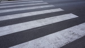 Potrącił nastolatkę na przejściu i uciekł. Dziewczyna była pijana