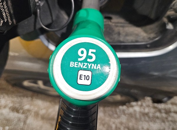 Wraca temat benzyny E10. Pytamy mechaników, do jakich aut nie tankować nowego Pb95