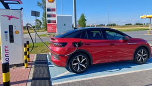 Wyższe ceny benzyny skłaniają Polaków do rozważenia zakupu "elektryka"