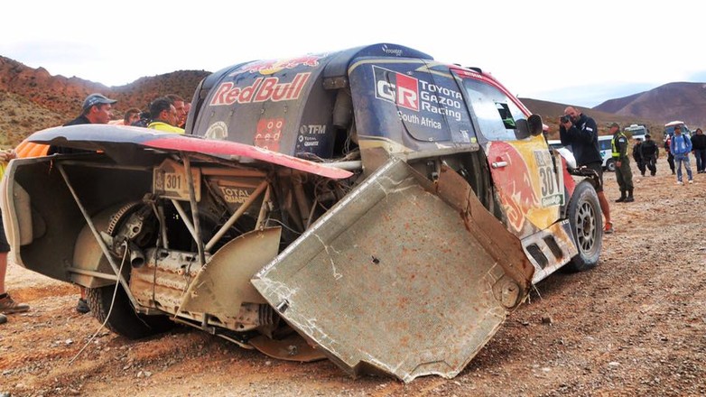 Zdemolowana Toyota Nassera Al-Attiyaha