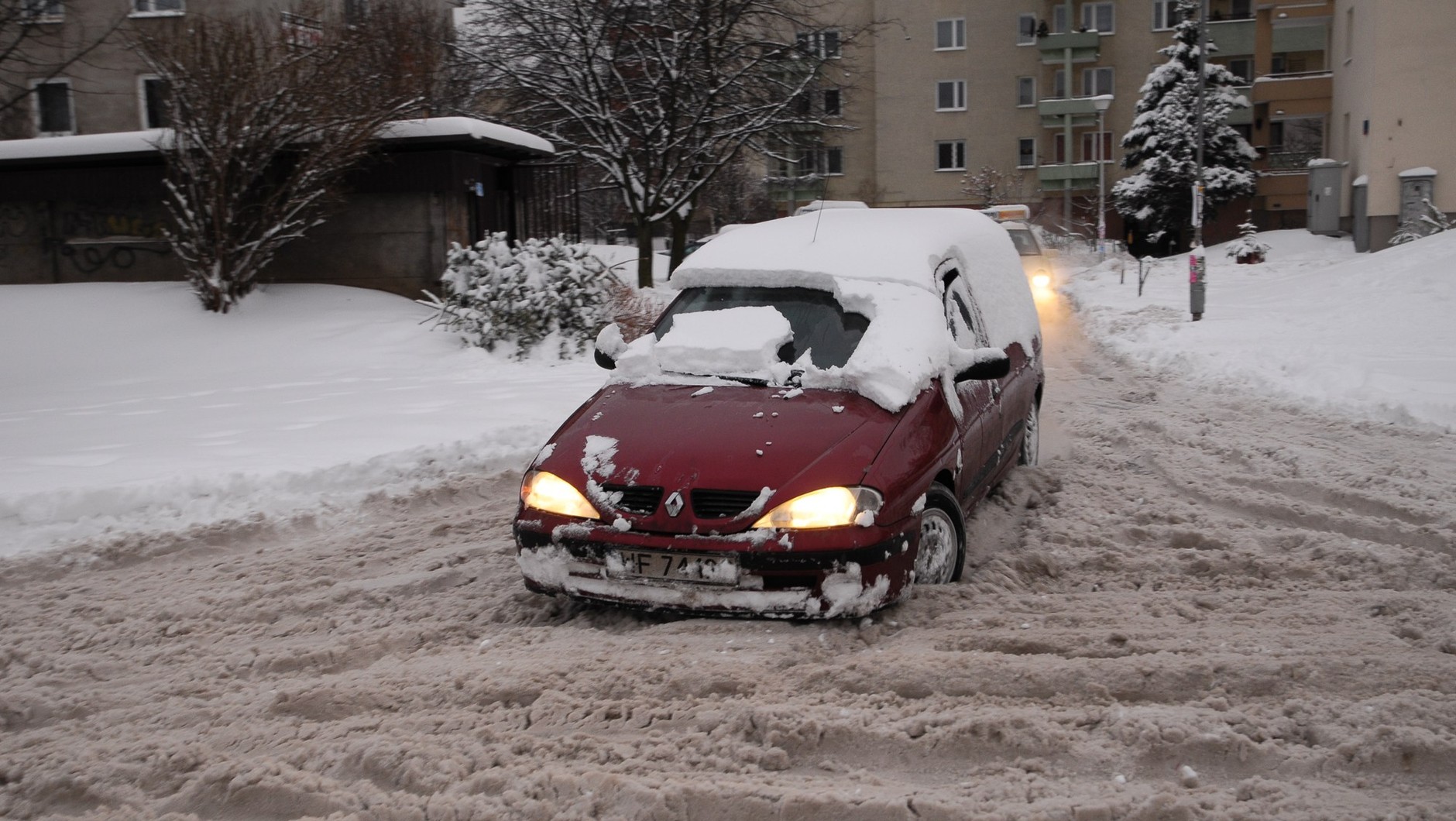 Nie bądź bałwanem! Odśnieżaj auto