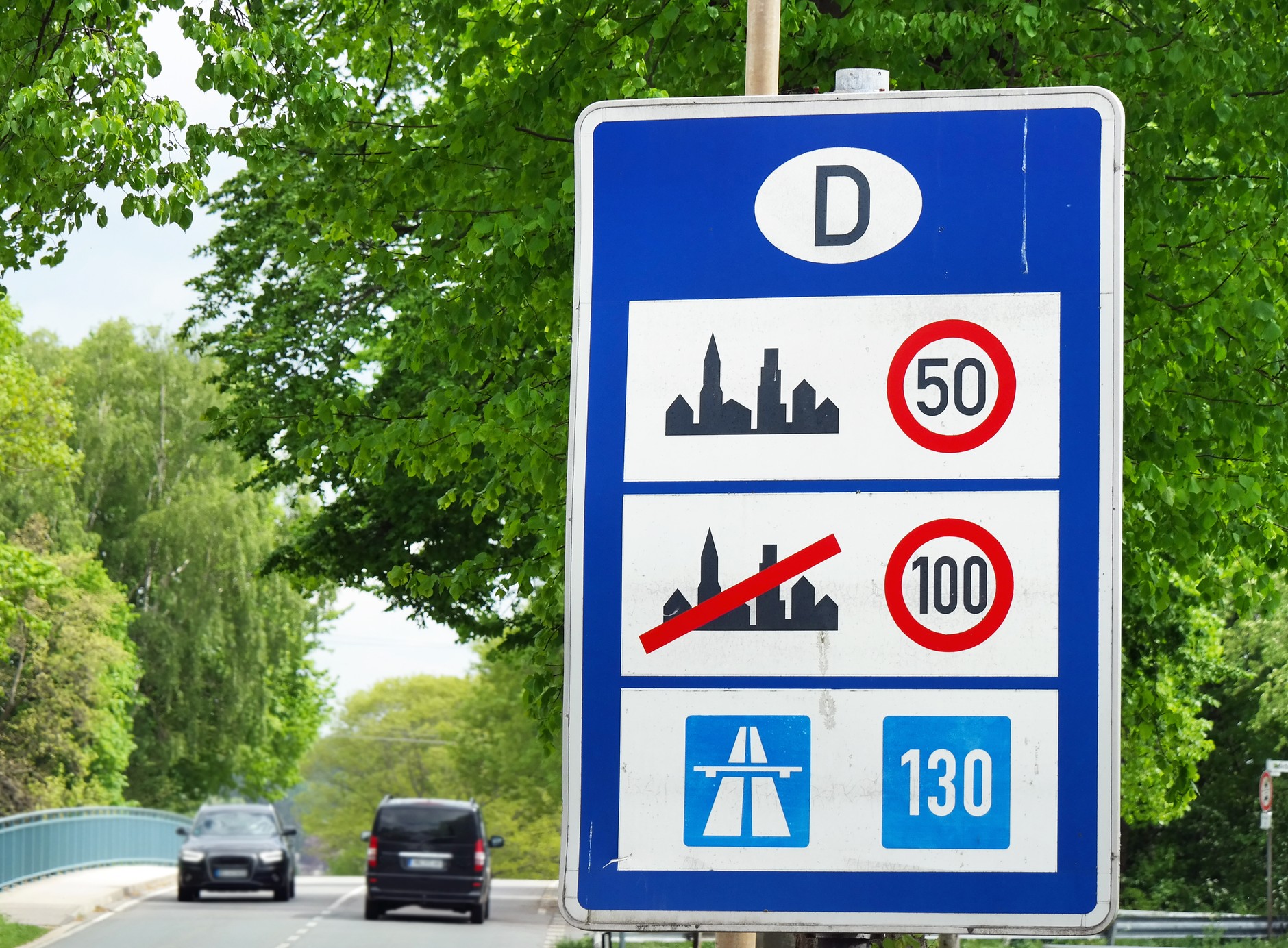 Niebieska tabliczka z liczbą 130 oznacza prędkość zalecaną – to nie jest limit