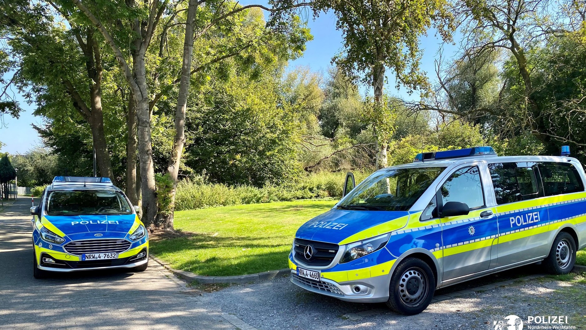 Radiowozy policjantów z komendy w miejscowości Hamm