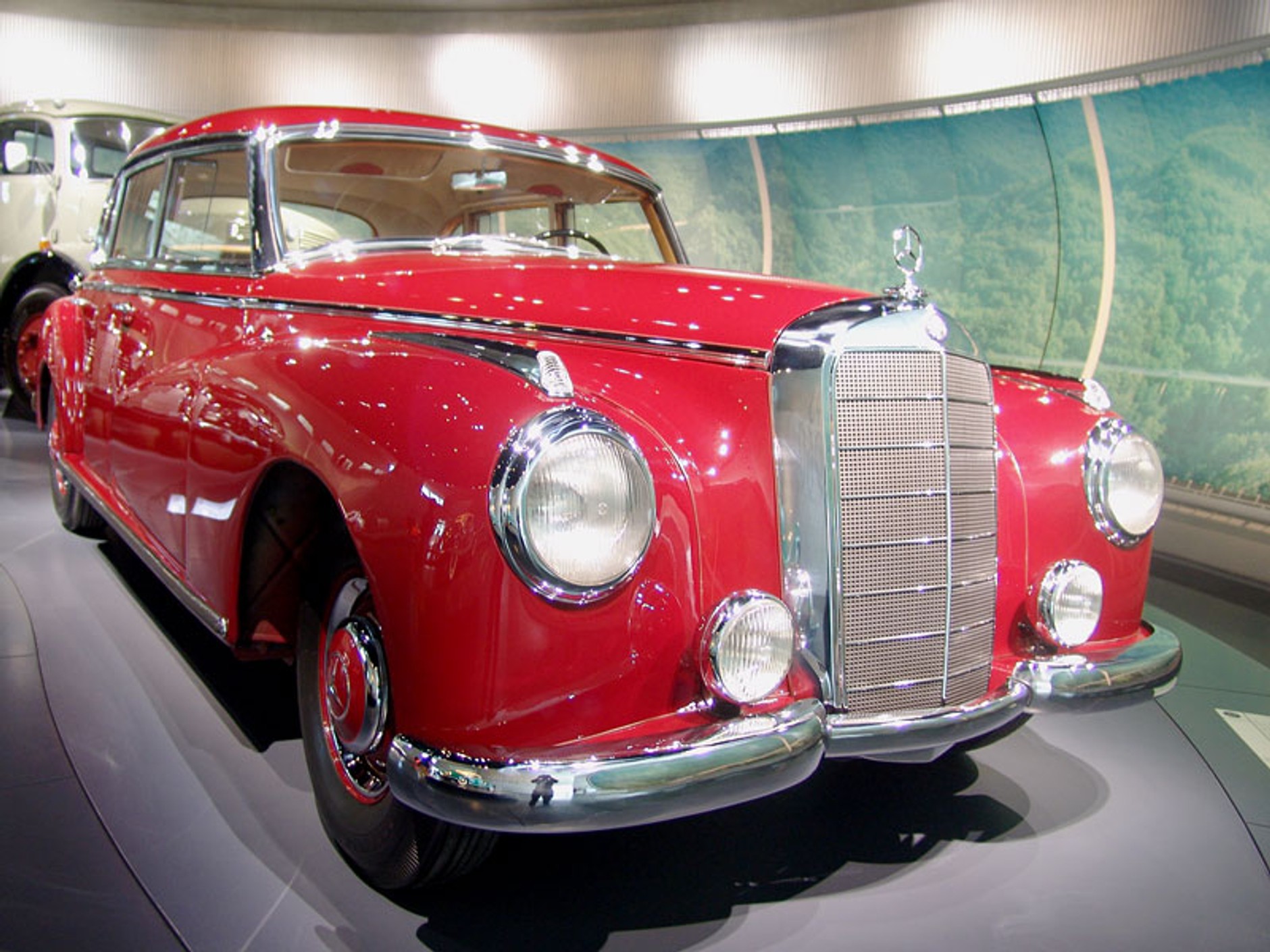 Mercedes-Benz Muzeum: 120 lat historii na 9 piętrach - 1. część (galeria)