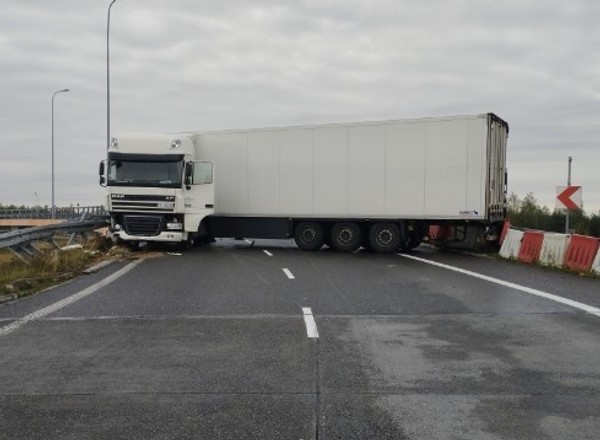 Droga S8 i autostrada A1 zablokowane. Na obu trasach doszło do wypadków z udziałem ciężarówek