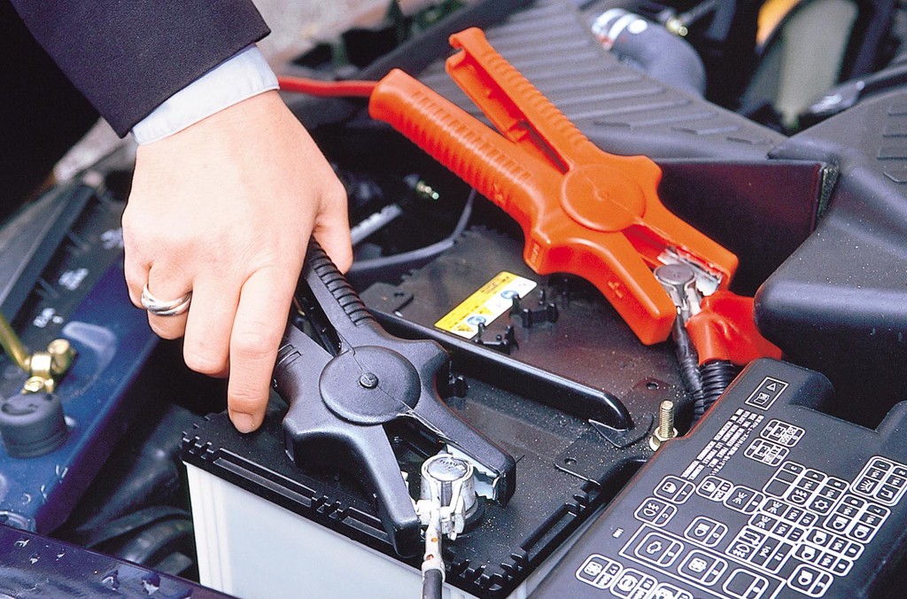 Jeśli musimy często pożyczać prądu, będą tegpo konsekwencje. Wymiana akumulatora na nowy to minium