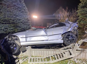 BMW zjechało na lewy pas i wylądowało na ogrodzeniu. Kierowcy nie udało się uratować