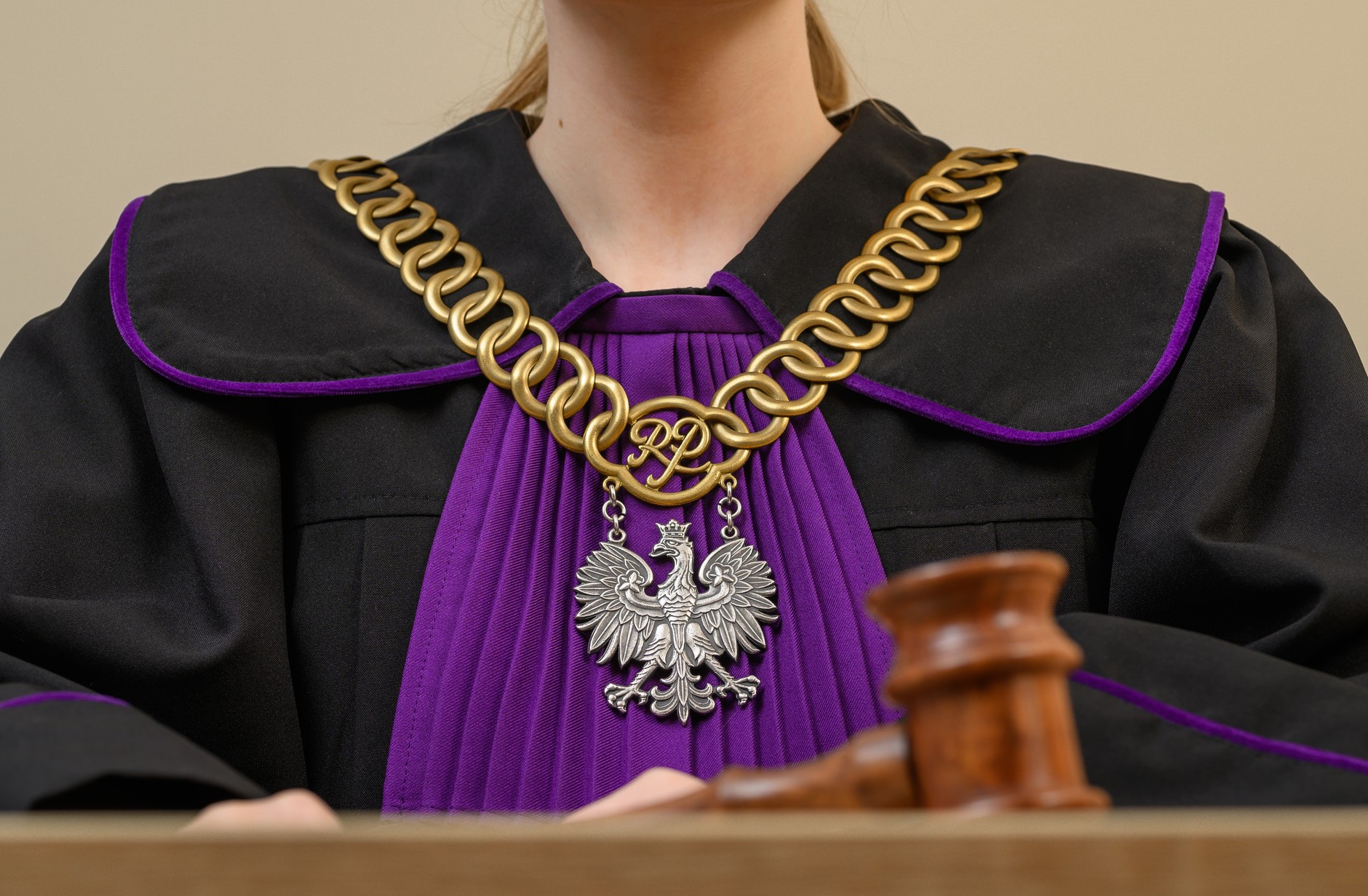 Sąd ma dostać od prokuratora komplet dokumentów dotyczących wcześniejszych przestępstw i wykroczeń drogowych obwinionego. Jeśli w sprawie kierowcy toczy się kilka postępowań w podobnych sprawach, to powinny one zostać połączone w jedno.  