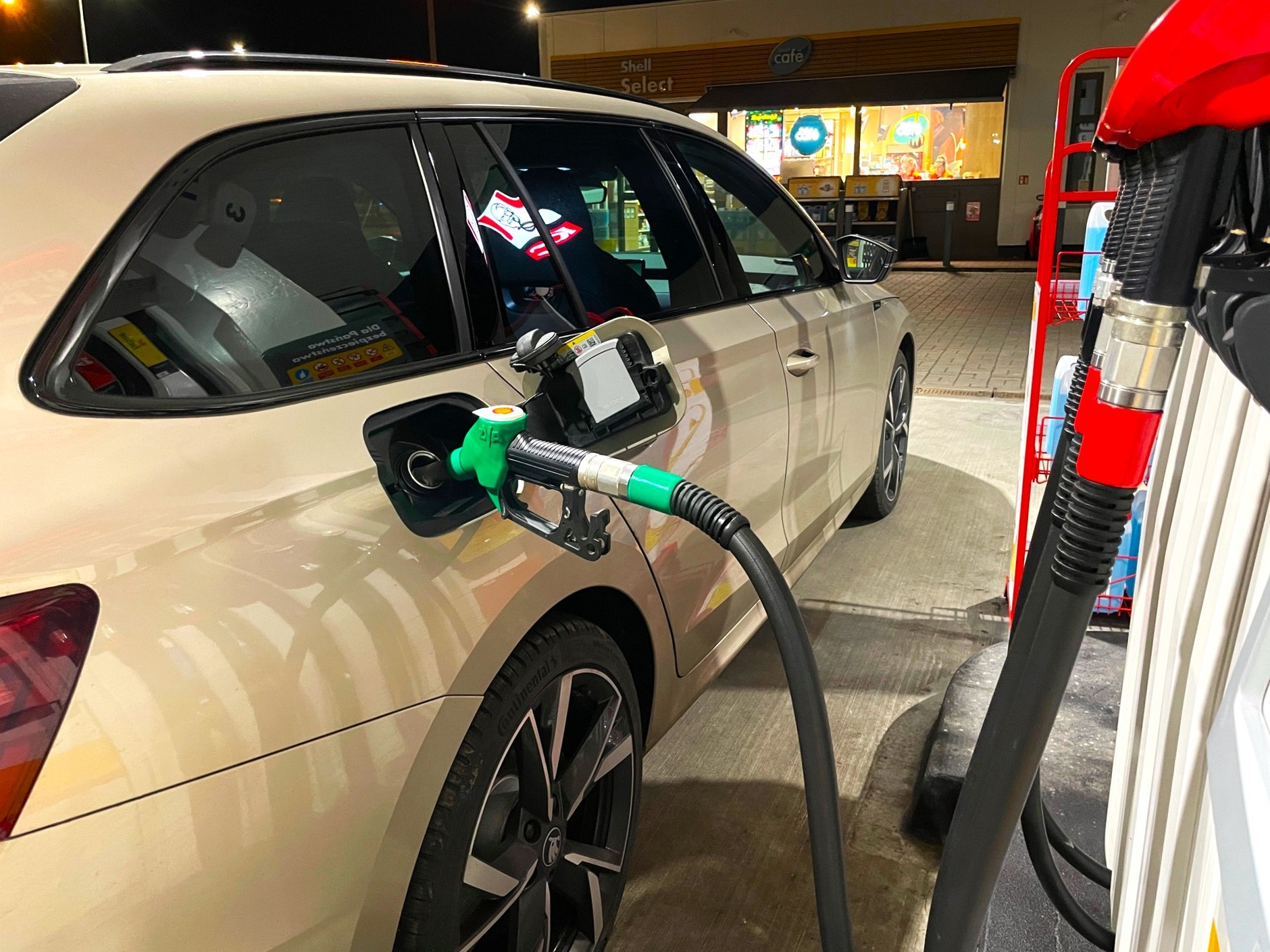 Tankowanie samochodu na stacji paliw