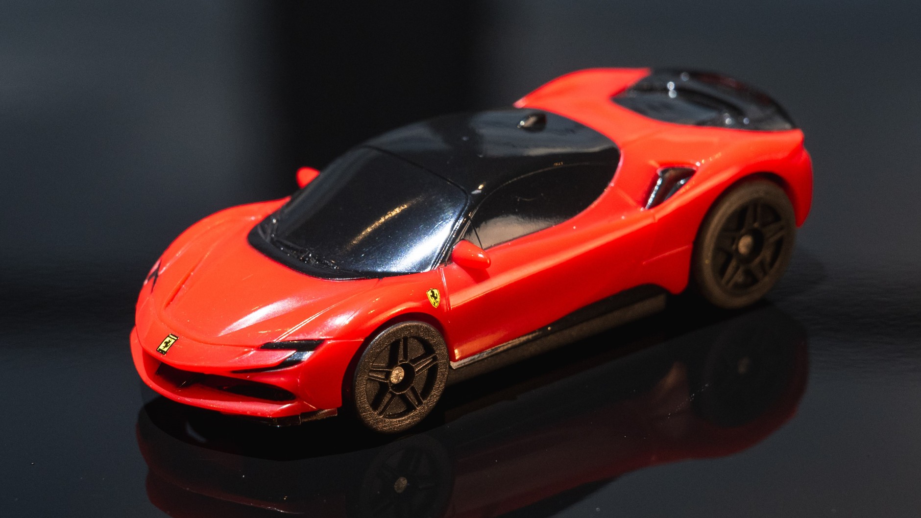 Ferrari SF90 Stradale (zdalnie sterowany model w skali marki Hot Wheels)