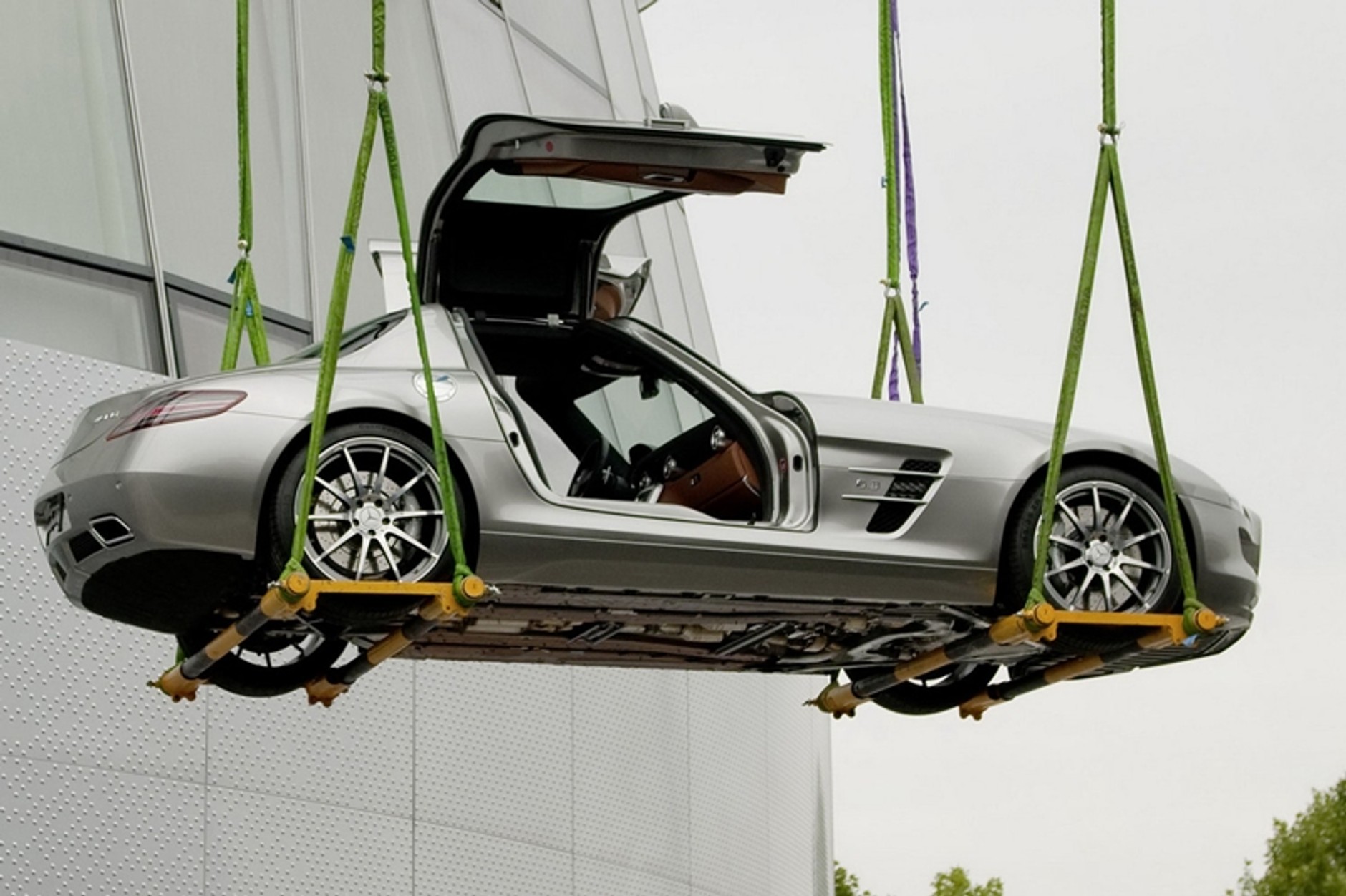 SLS AMG dostał skrzydeł