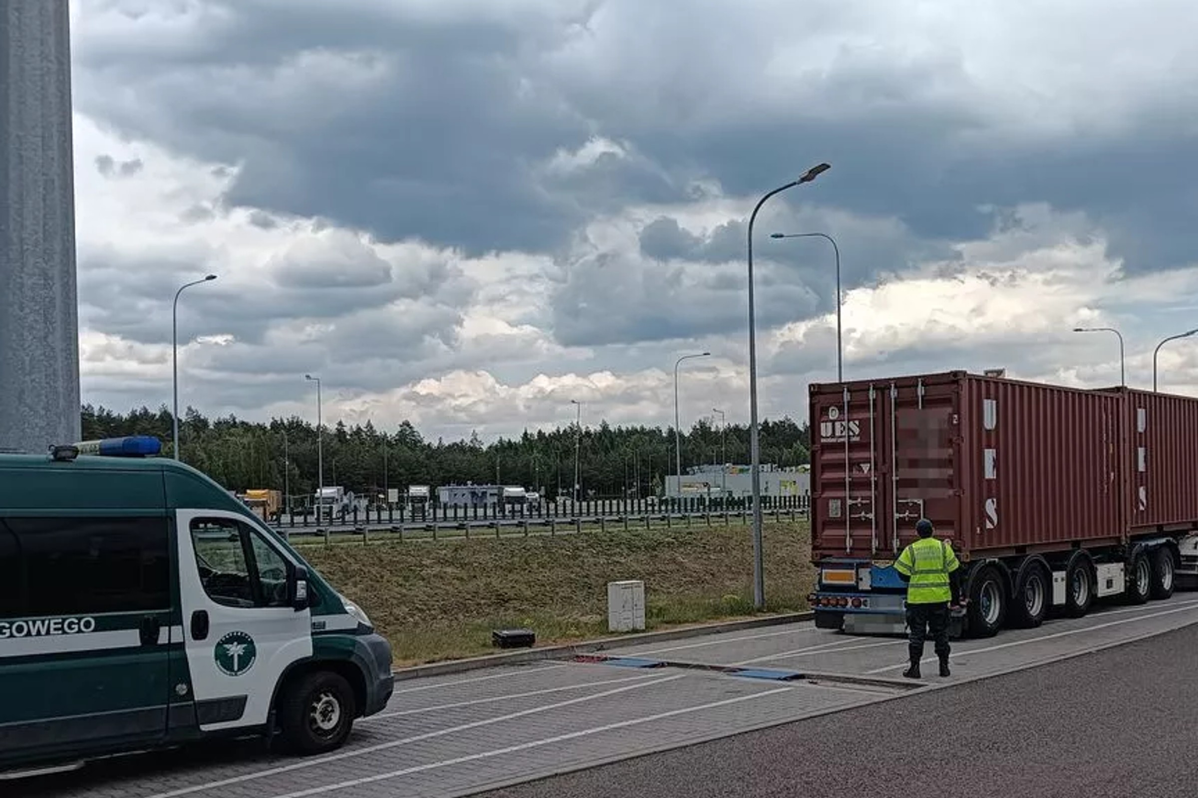 Transport zatrzymany na S7 przeładowany do granic możliwości. To jak dwa transporty